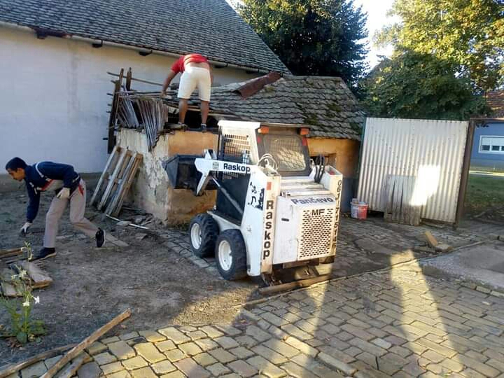 Rušenje starih objekata pregradnih zidova kupatila Pančevo